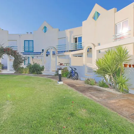Pool & Tennis House Holiday home *