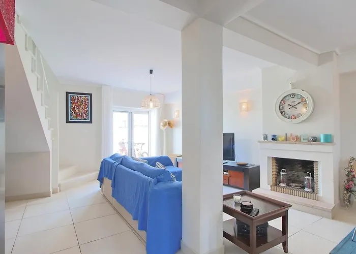 Pool & Tennis House * Barra